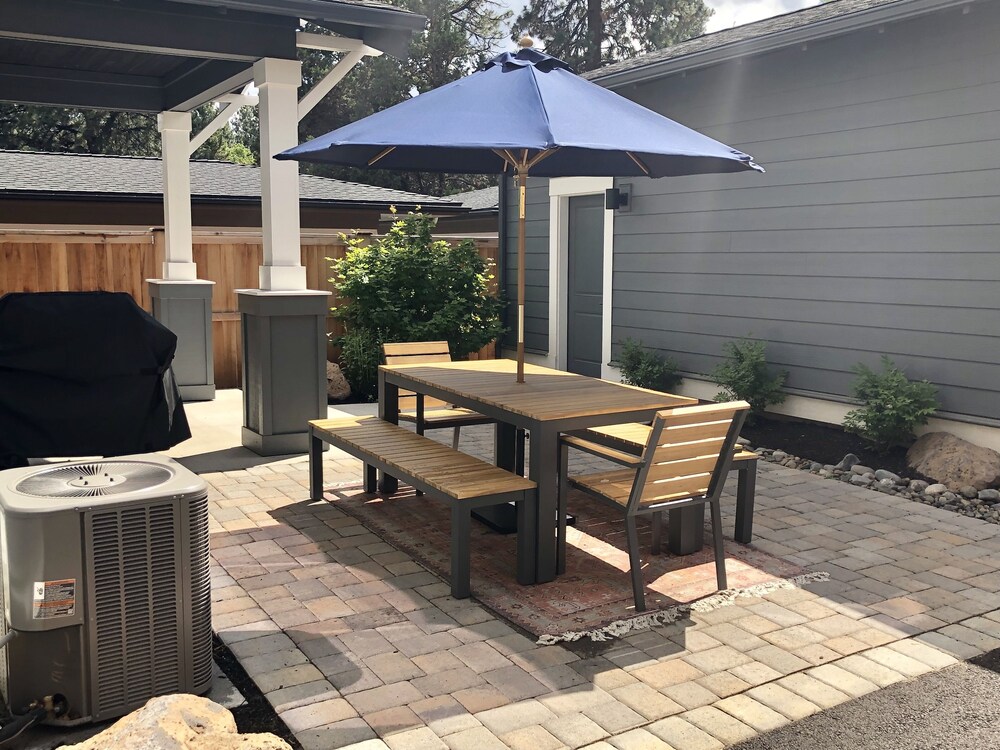 Hillside Haven 4 Bedroom Home by RedAwning view 4