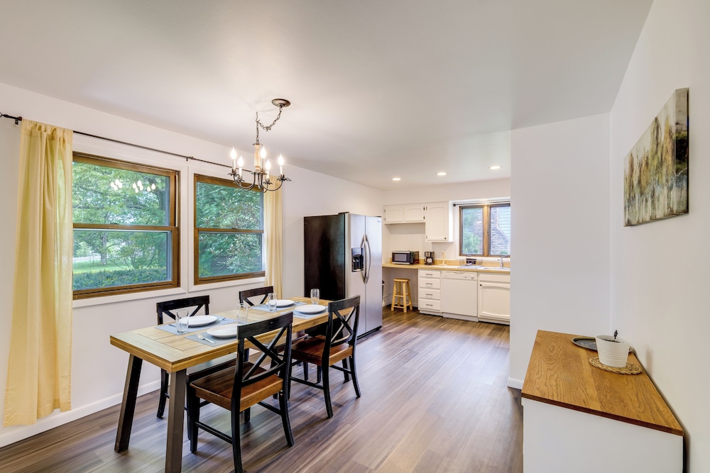 1 Mi to Freer Field: Ashland Home w/ Yard!
