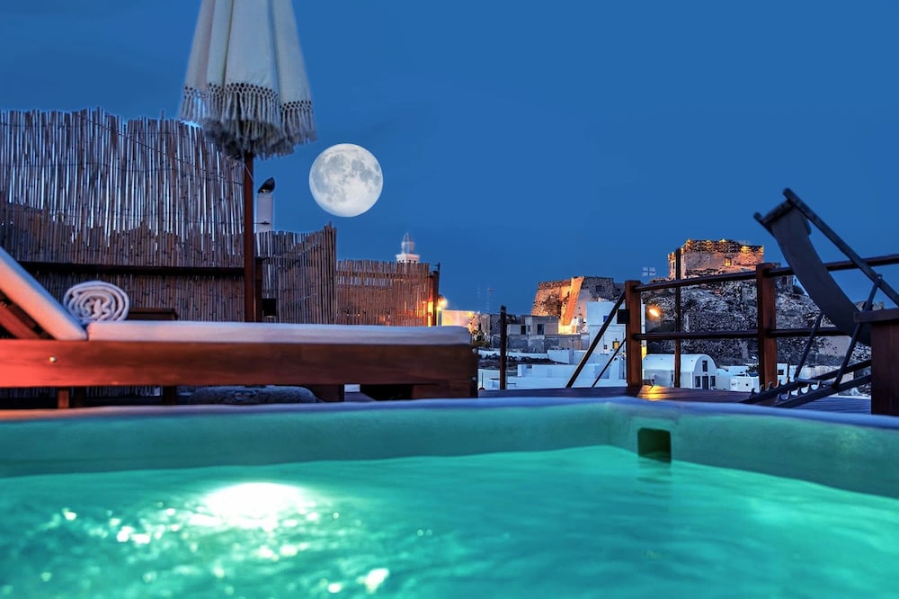 Santorini Rooftop Hot Tub Suite w Panoramic Views photo 4