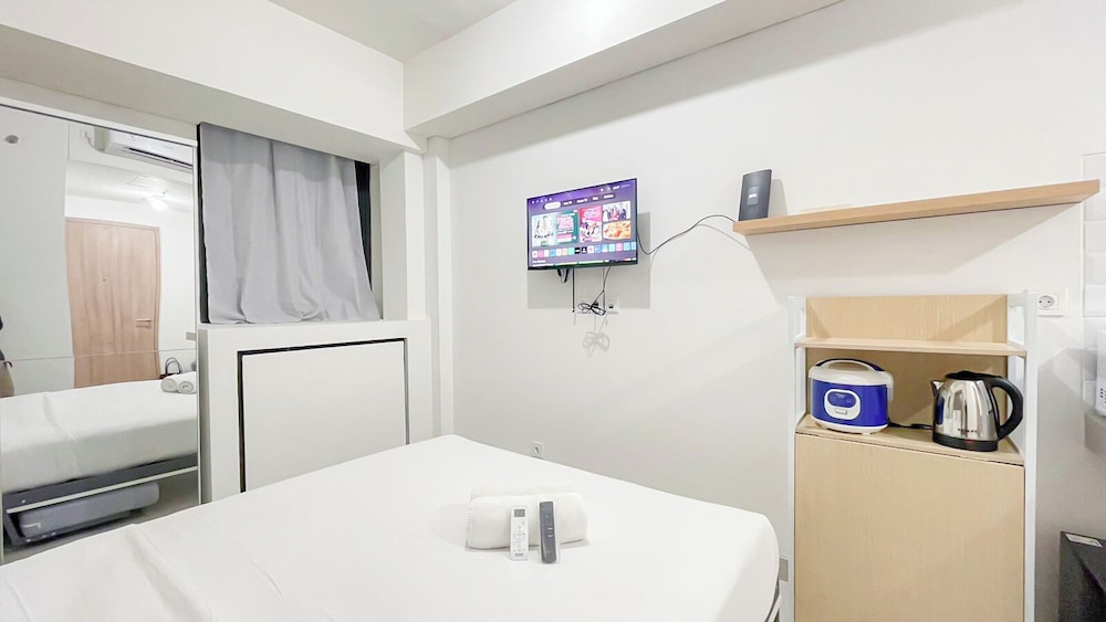 White Studio Room (No Kitchen) At Bandaraya - Tallasa City Makassar Apartment