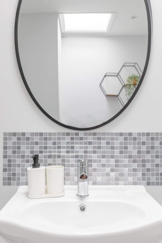 Newly Renovated 3BD Home, Islington!