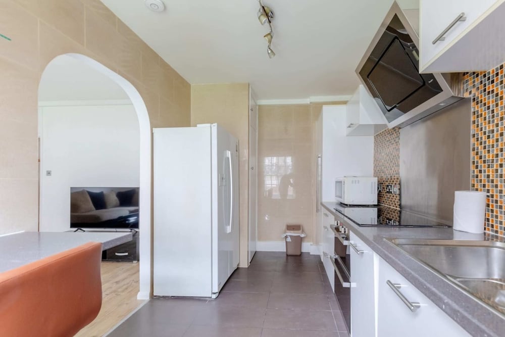 Inviting 2BD Flat 15 Minutes From Regents Park!