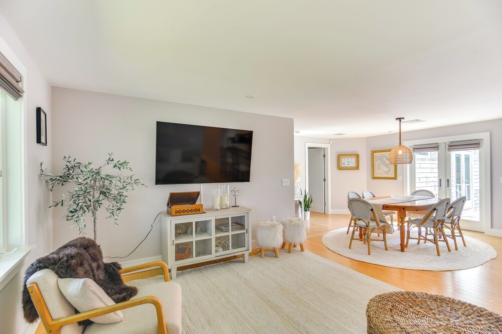 Coastal-modern Home < 3 Mi to Charlestown Beach!