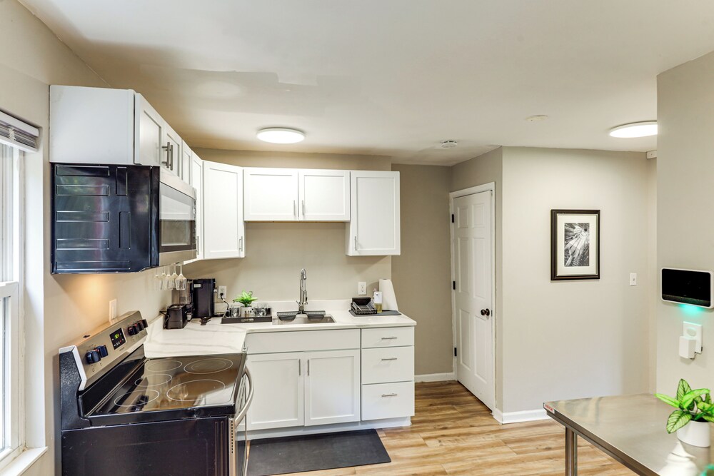 6 Mi to Downtown Cincy: Group-friendly Townhome!