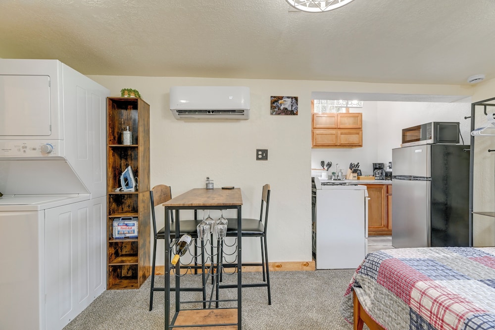 Near Rivers & Trails: Cabin in Rural Grants Pass