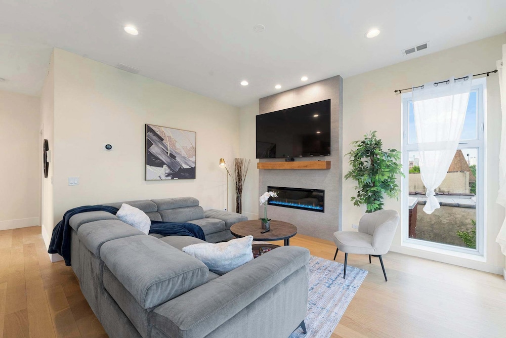 New 3bed 2bath Condo With Parking by United Center