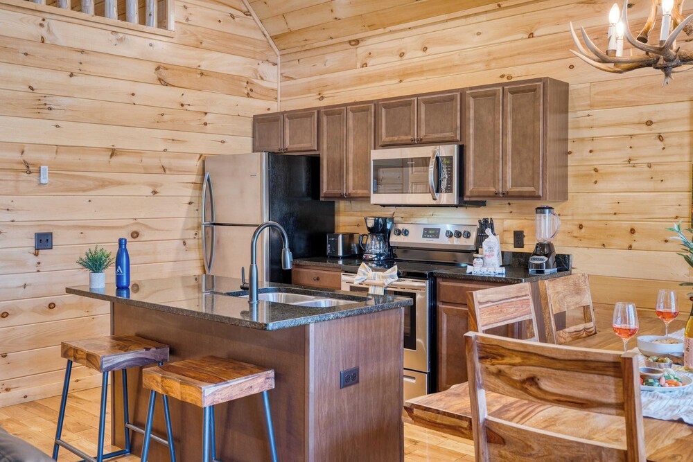Hot Tub + Foosball Access to Pool, Tennis, Gym Chill'n in the Smokies