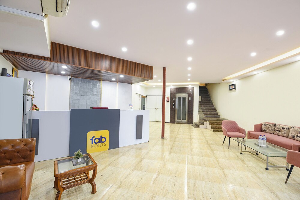 Fabhotel Lazeeno