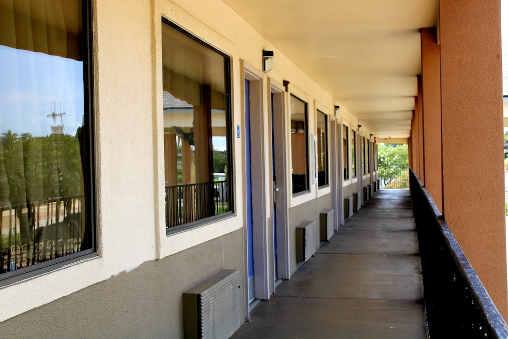 Morgan City Vacations - Deluxe Inn  Suites Morgan City - Property Image 7