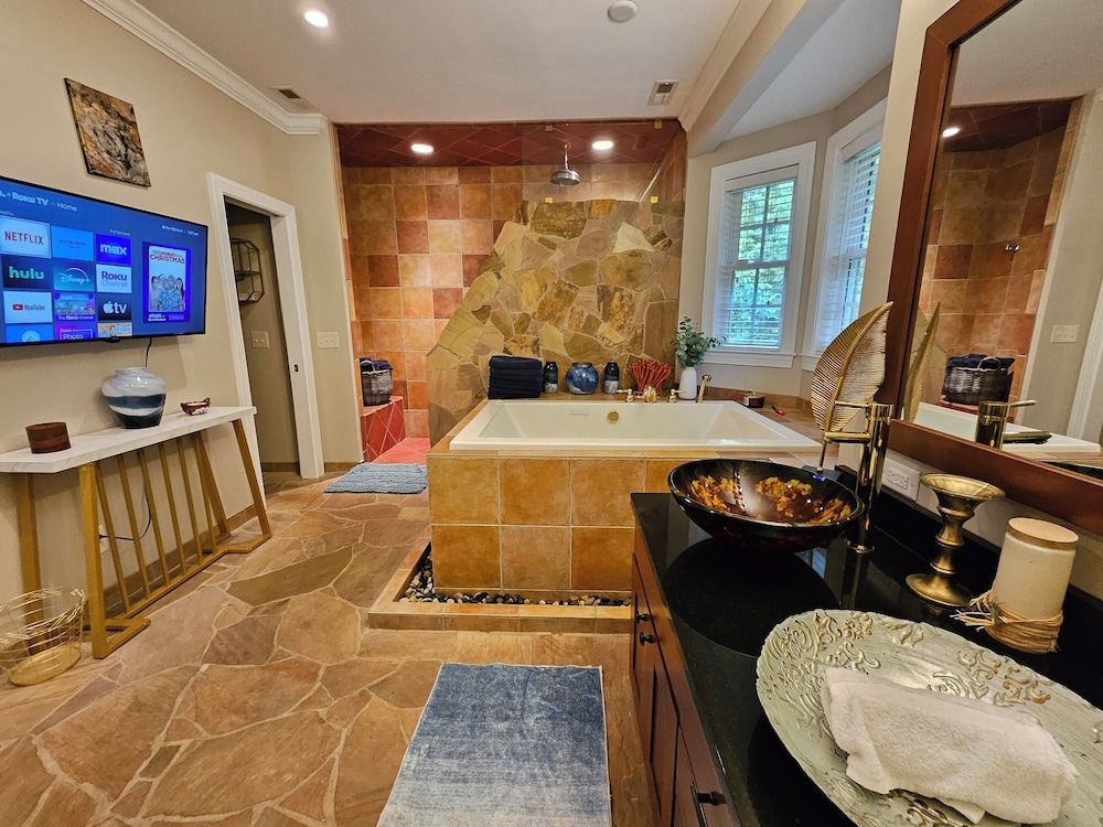Heated Pool King Bed Jacuzzi Bath Arcade