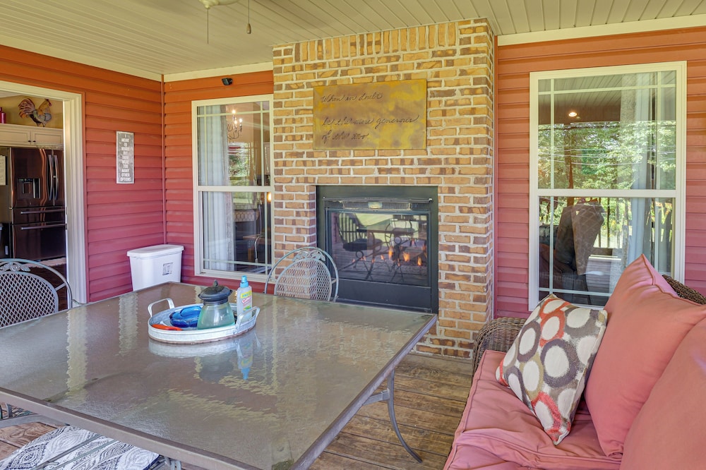 Hot Tub & Scenic Deck! Spacious Cookeville Retreat