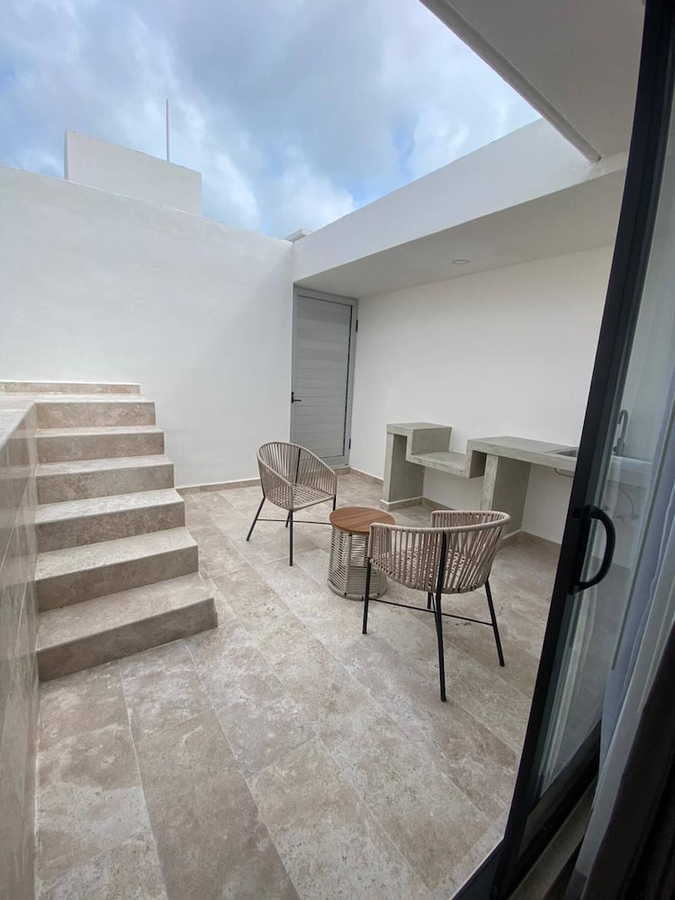 Spacious and Comfortable Ph With Private Pool in Zama!