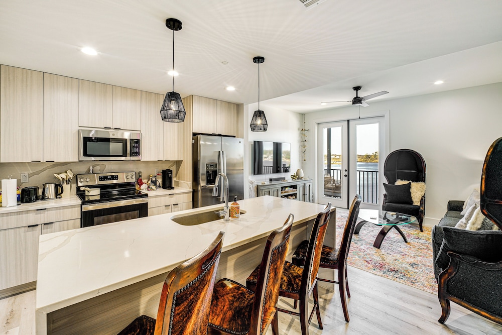 3 Mi to Gulfport Beaches: Waterfront 'casa Pesce'