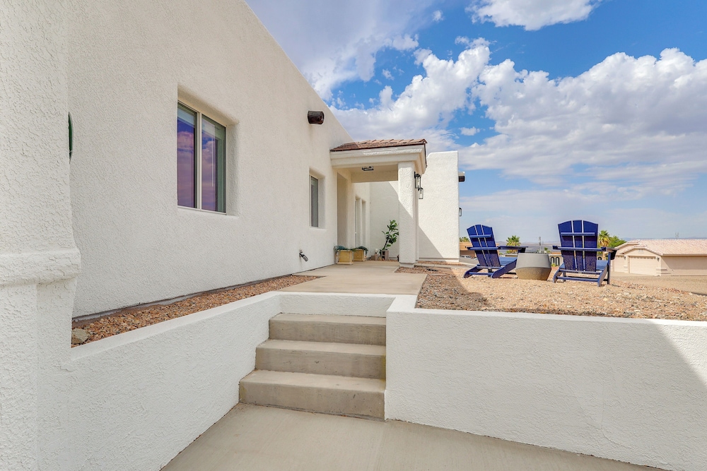 Poolside Relaxation: Group-friendly Home in Havasu