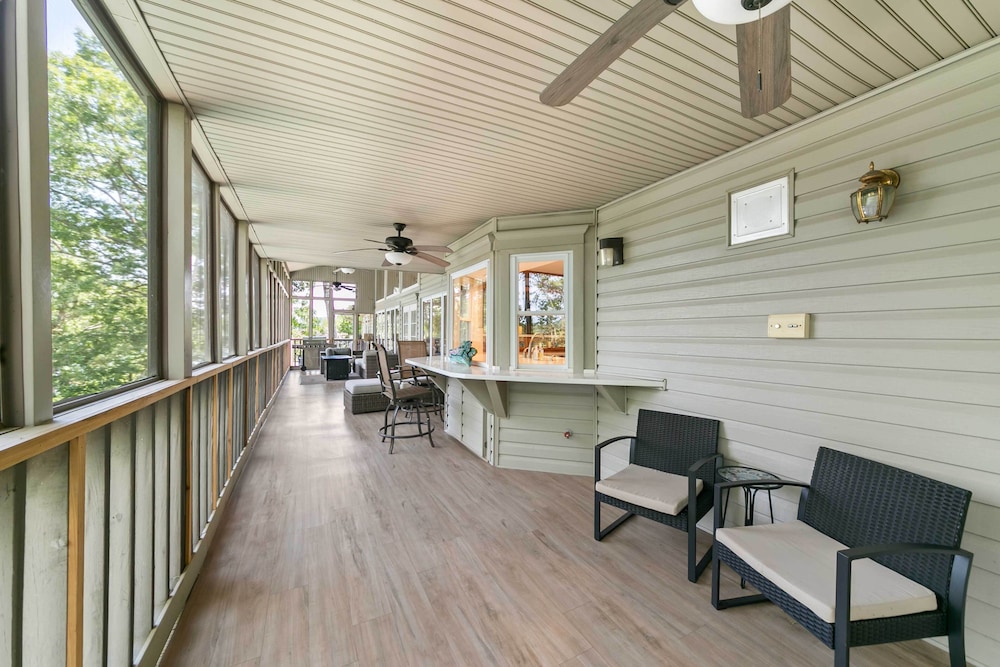 Screened-in Porch w/ Views: Hot Springs Getaway!