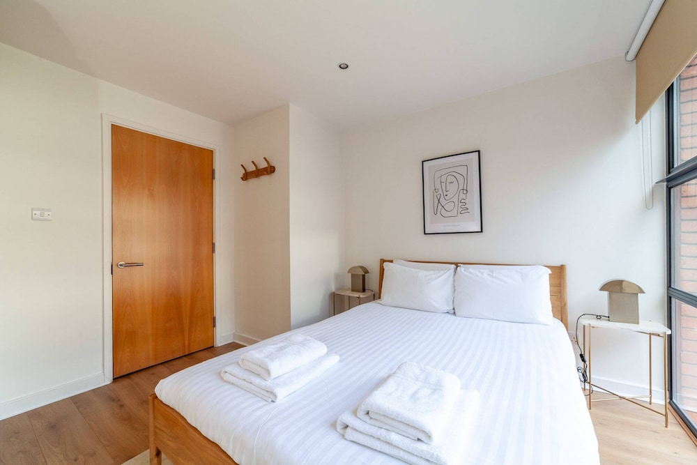 A Stylish Newly Refurbished Flat With City Access