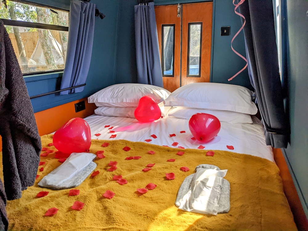 Narrowboat With Hot Tub, Spa, Cruising And More view 5
