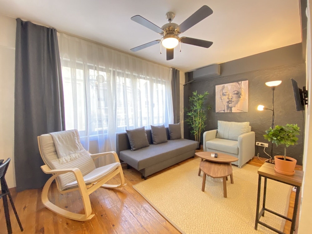 Chic Flat With Balcony in the Heart of Beyoglu
