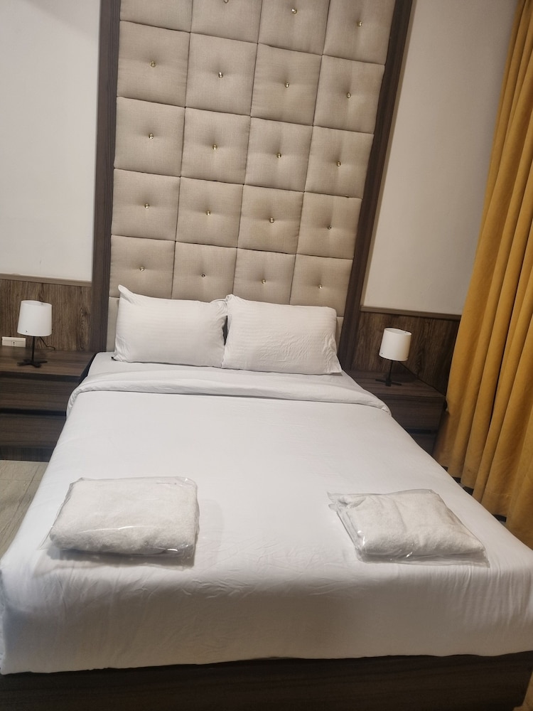 Charming Amman Apartment With Central Air-con & Street Parking