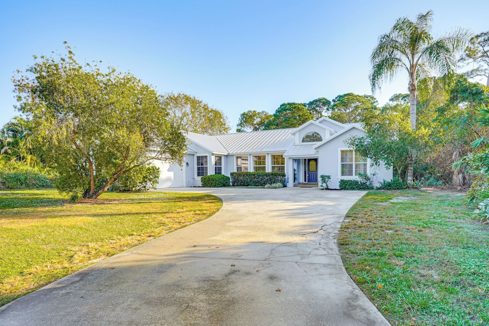 6 Mi to Dtwn: Pet-friendly Retreat in Fort Pierce!