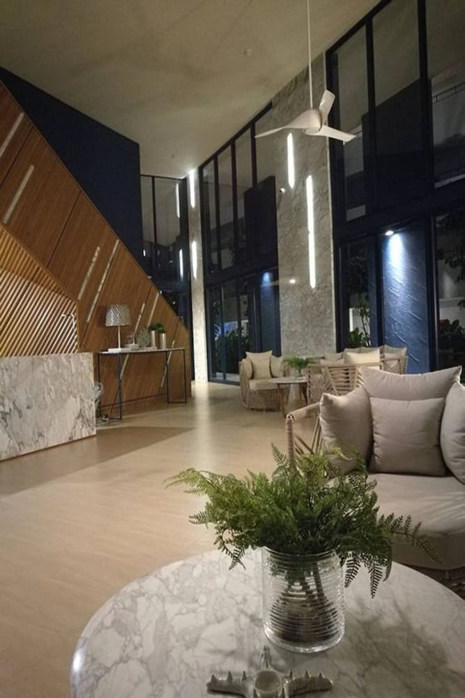Baan Thew Talay Blue Sapphire 353