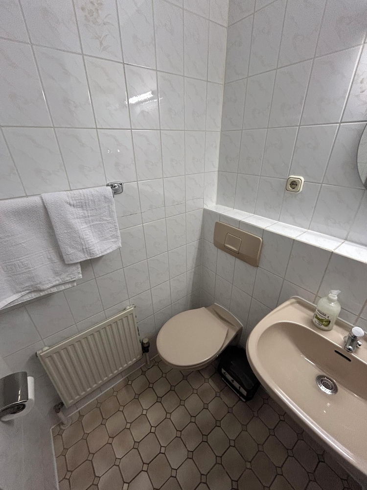 2-Rent Group Hostel Rooms AUB162