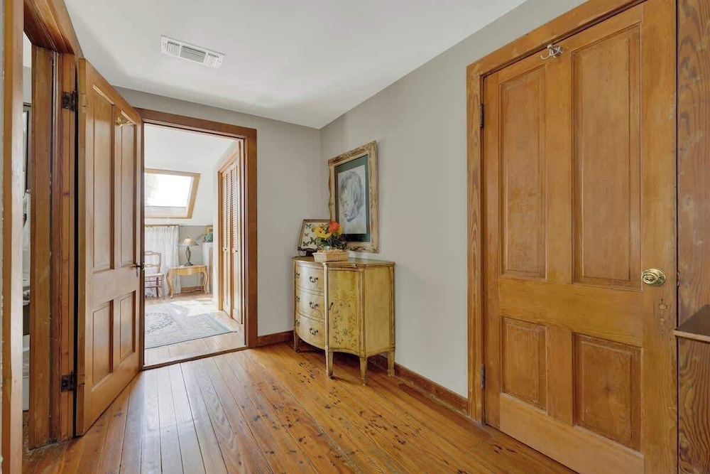 Gillespie House-2 Suites-walk to Main St!