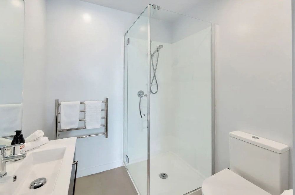 Takapuna Contemporary 2BR with Carpark view 4