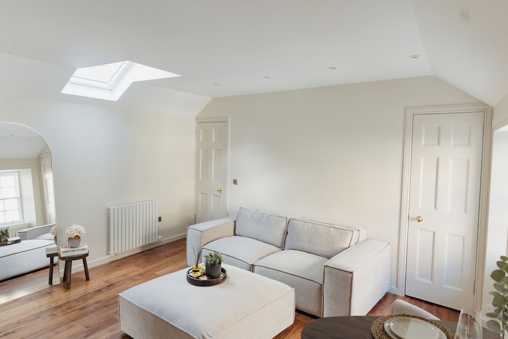 Charming Central Mews Home with Secure Parking