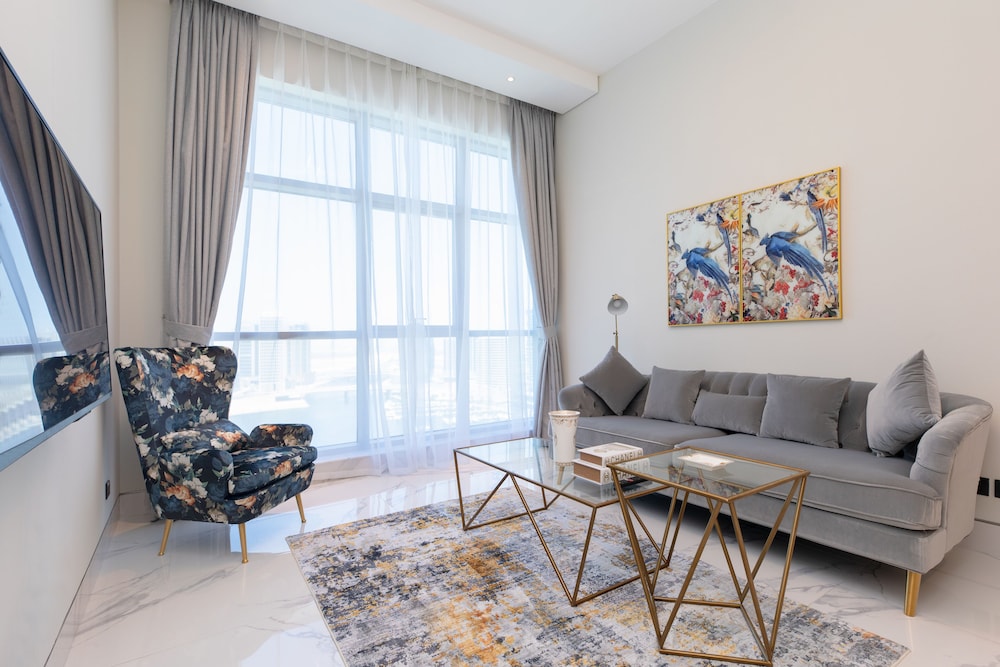SIMPLY COMFORT Urban Chic Suites in J One Tower City & Canal Views