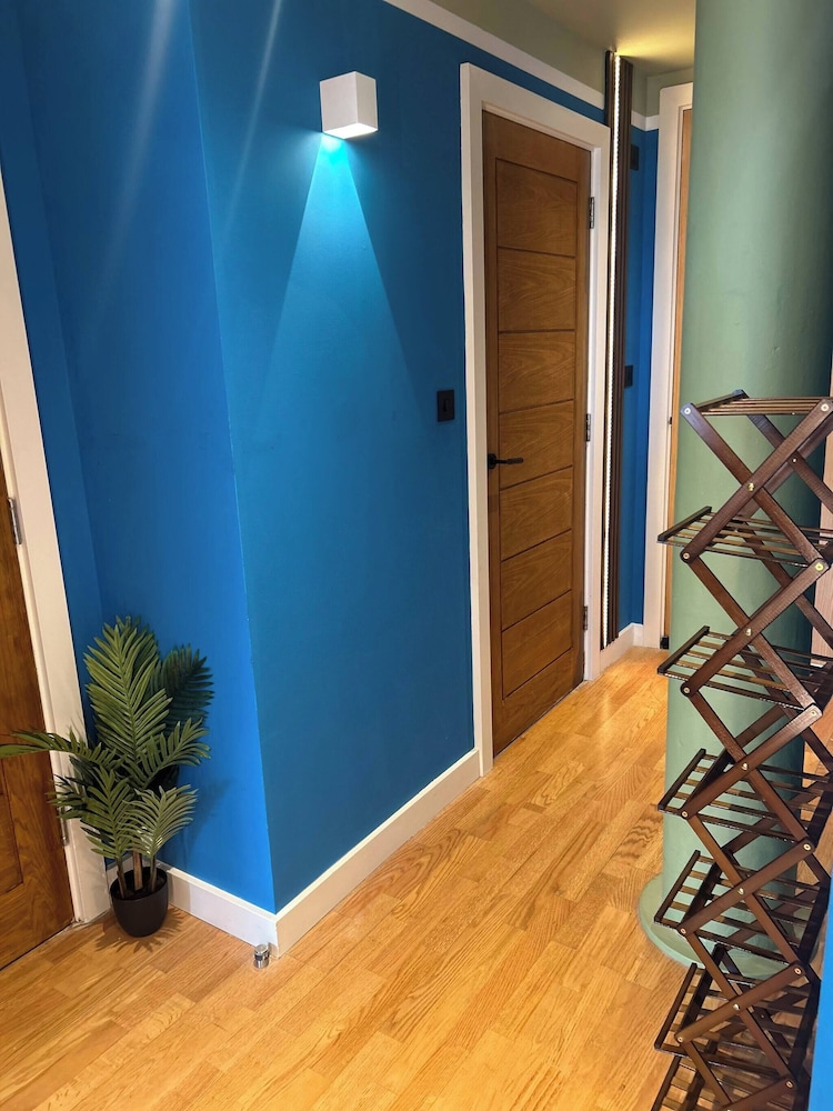 Modern City Blue Apartment Next To The AO Arena Free Parking