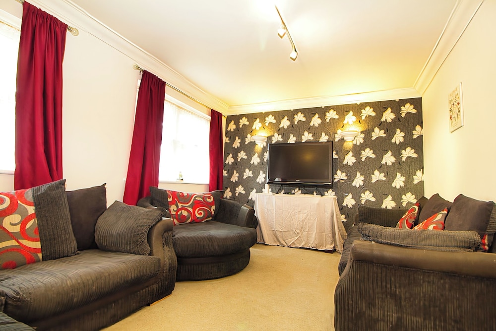 3 Bed Semi - Sleeps 5 - Parking - Pets - Garden