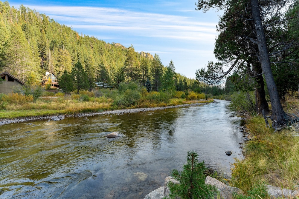 Riversong Lodge by Avantstay Sauna Hot Tub On The Truckee River