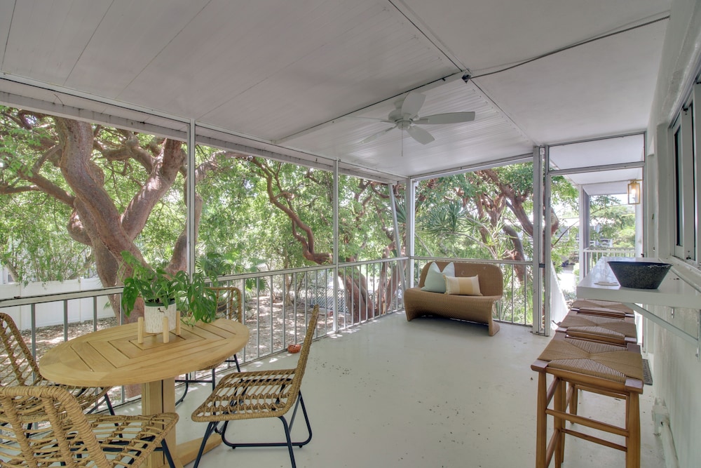 Steps to Gulf: Sleek Top-floor Apt in Tavernier!