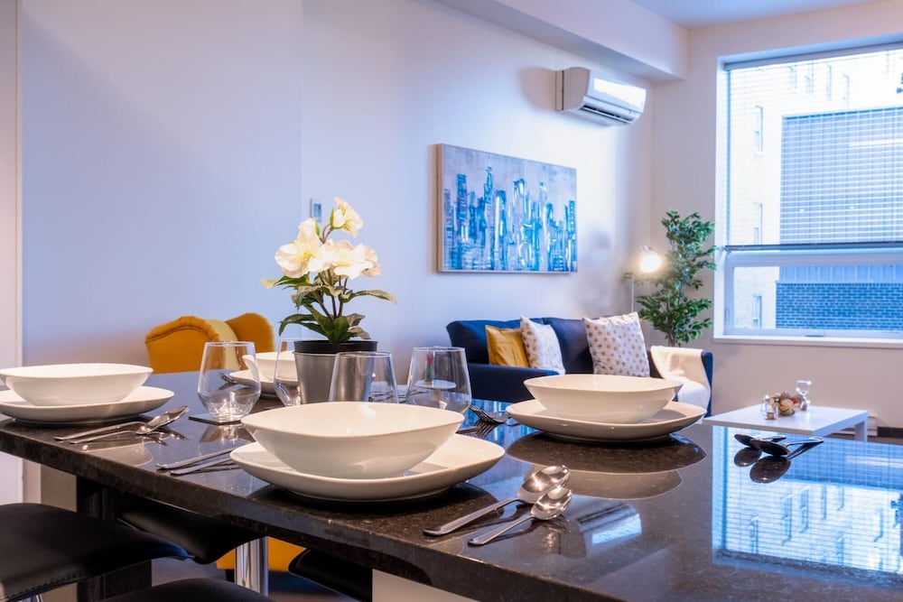 Comfy DT Loft w Parking Rooftop Patio BBQ Gym - Image 4