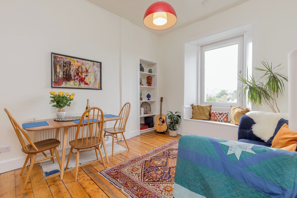 Edinburgh Castle Views Stylish 2BD Flat Sleeps 4