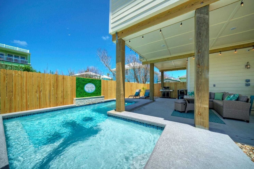 Sleeps 20 2 Modern Homes w/ Private Pool, Deck+patio 3-min Walk to the Beach
