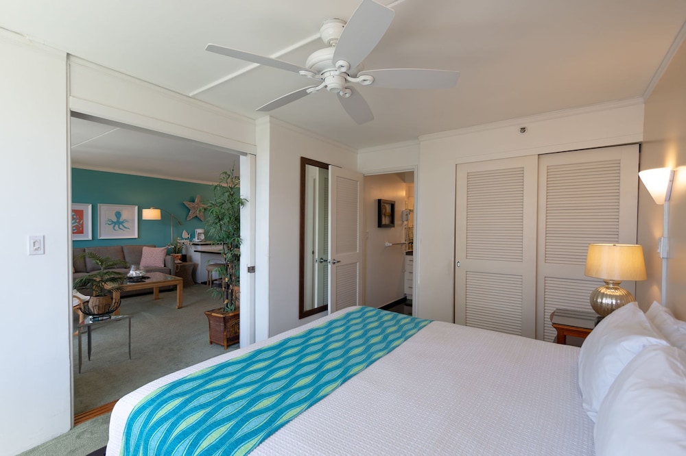 Waikiki Banyan - Partial Ocean View Tower 2 Suite 1204 view 3