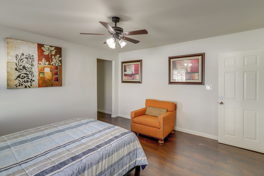 Pool Table & Patio w/ Bar: Spacious Houston Gem!