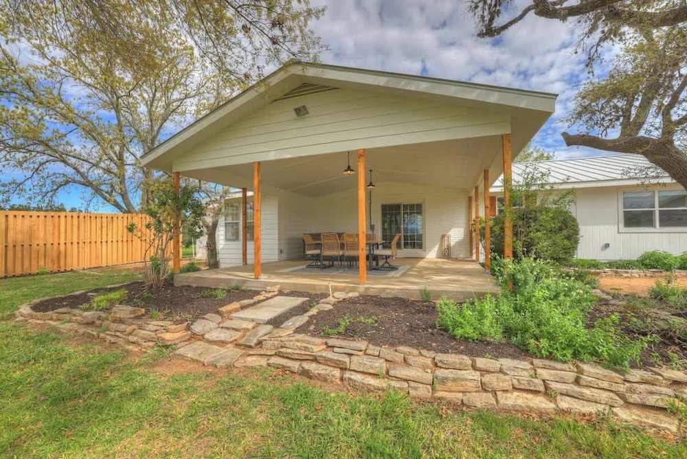 Family-friendly Hill Country Retreat Sleeps 11 + Hot Tubs