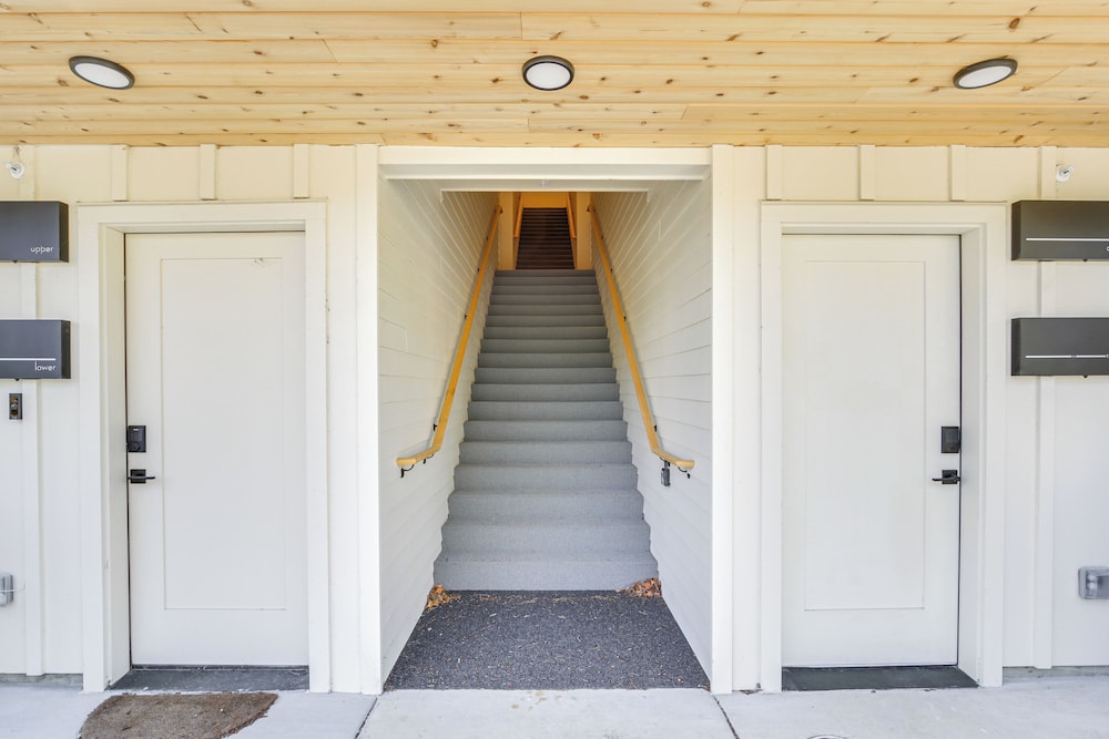 Walk to Beaches: Modern Townhome in Lincoln City!
