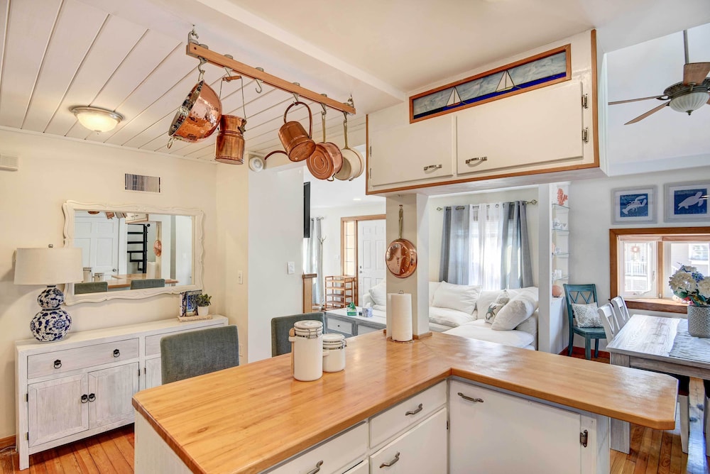 Beautiful Portsmouth Cottage By the Sea w/ Jacuzzi