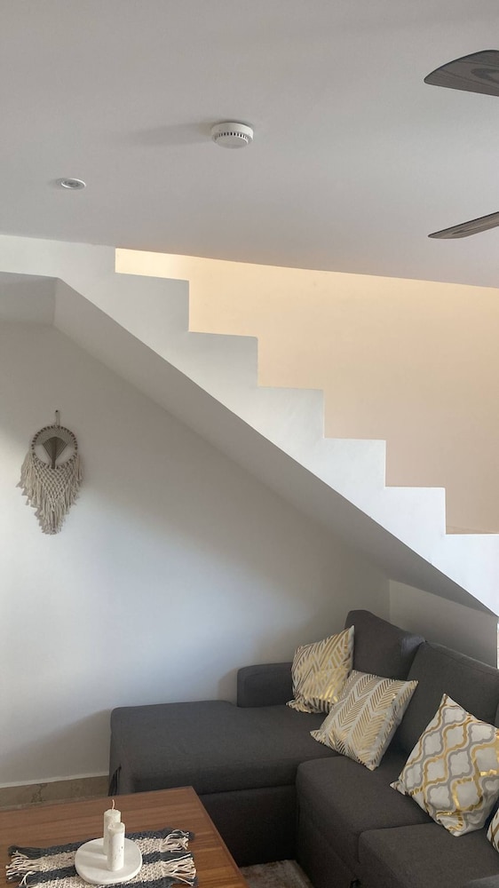 Spacious and Comfortable Ph With Private Pool in Zama!