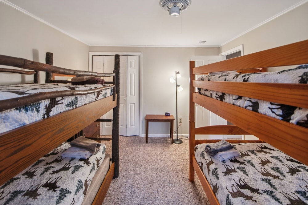 Freebern 18B - Renovated one-of-a-kind with Adirondack style 3 Bedroom Townhouse by The Summit at Gore Mountain