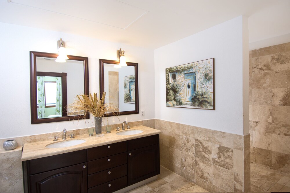 Aqua Vue by Island Properties Online