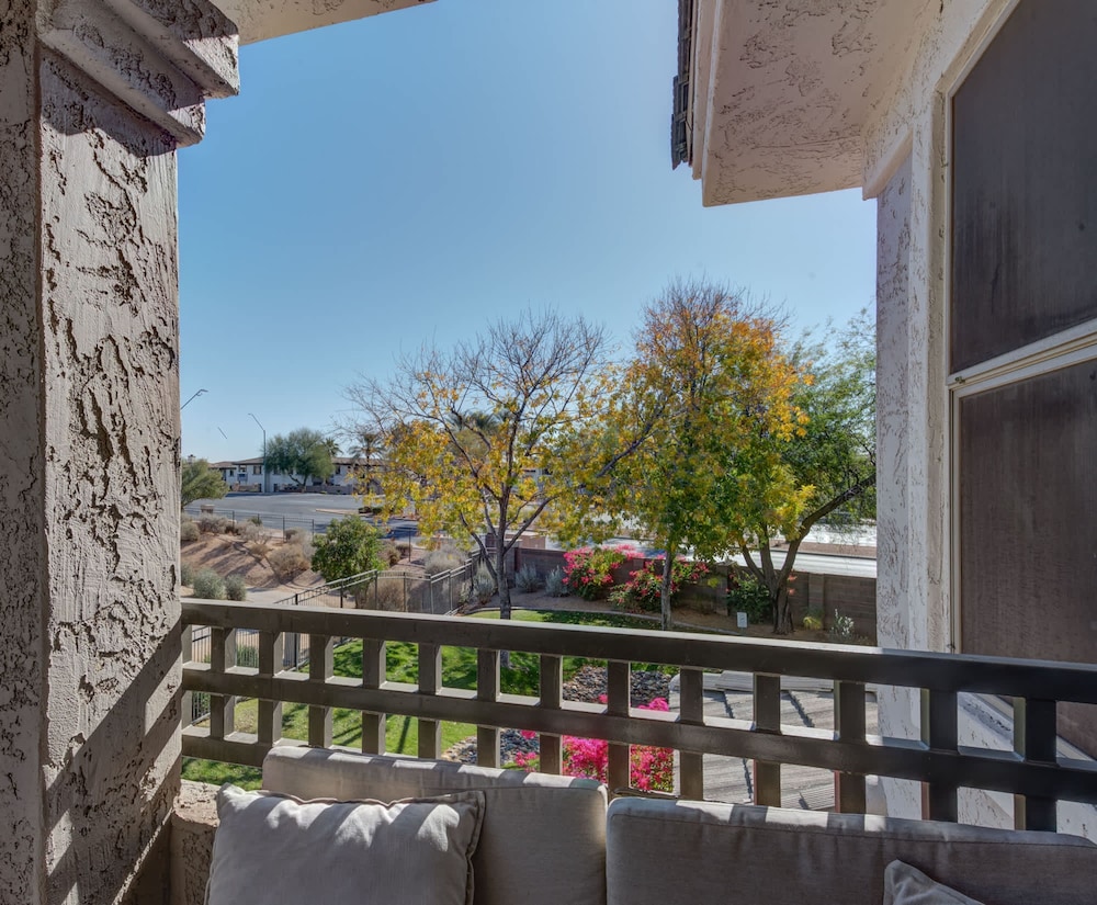 Lux Scottsdale Condo Overlooks 9th Hole Near Golf