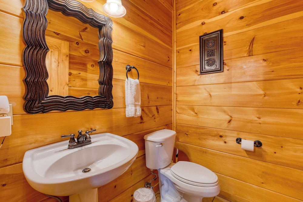 Luxury Cabin w/ Elevator, Theater & Hot Tub Near Dollywood Smoky Vista Lodge