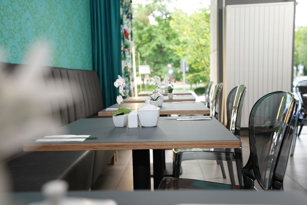 Frankfurt Vacations - Hotel Attache - Property Image 6