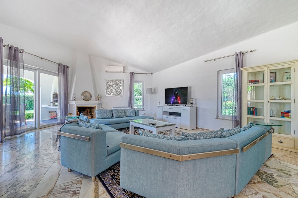 Golfinhos Magnificent Spacious 5 Bedroom Villa