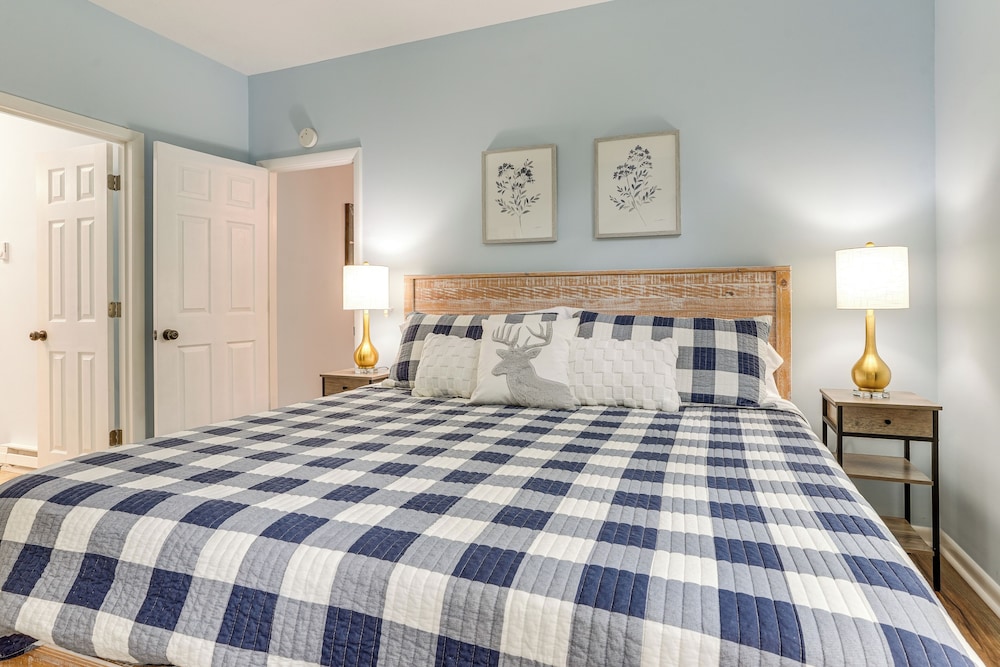 Walk to Slopes: Wintergreen Resort Condo w/ Pool